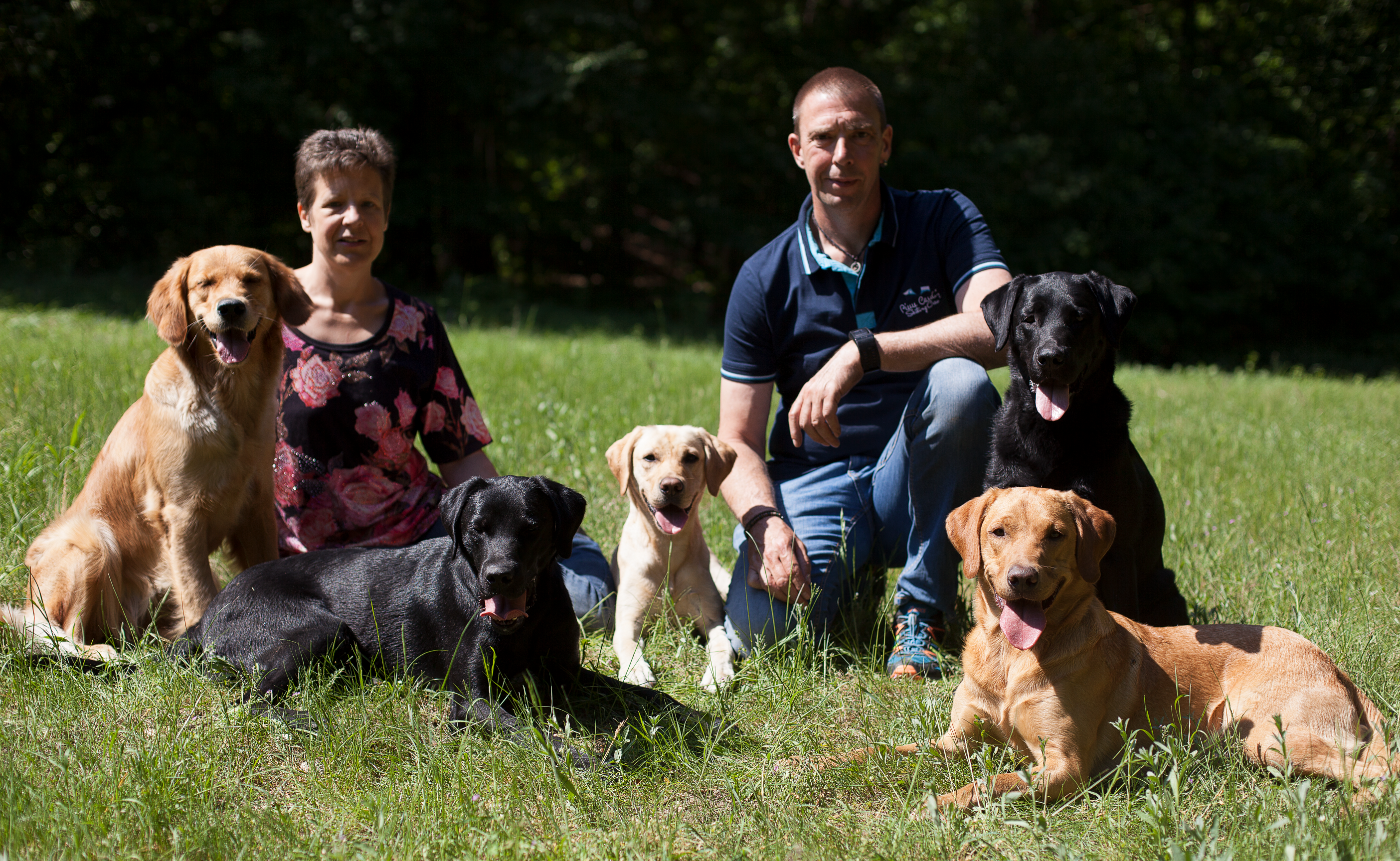 Sandra und Achim Westenberger mit allen Hunden, die sie bisher ausgebildet haben
